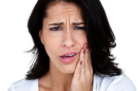 Стоматит сопровождает болью во рту